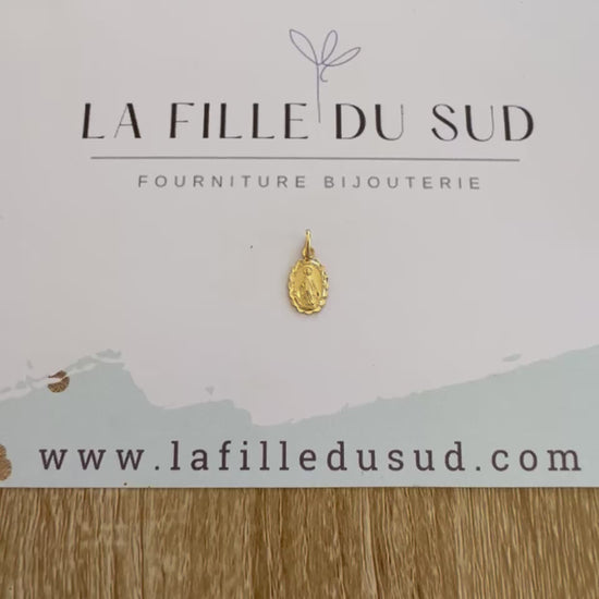 Médaille de la Vierge Miraculeuse en or 18 carats, double face avec bords ciselés.