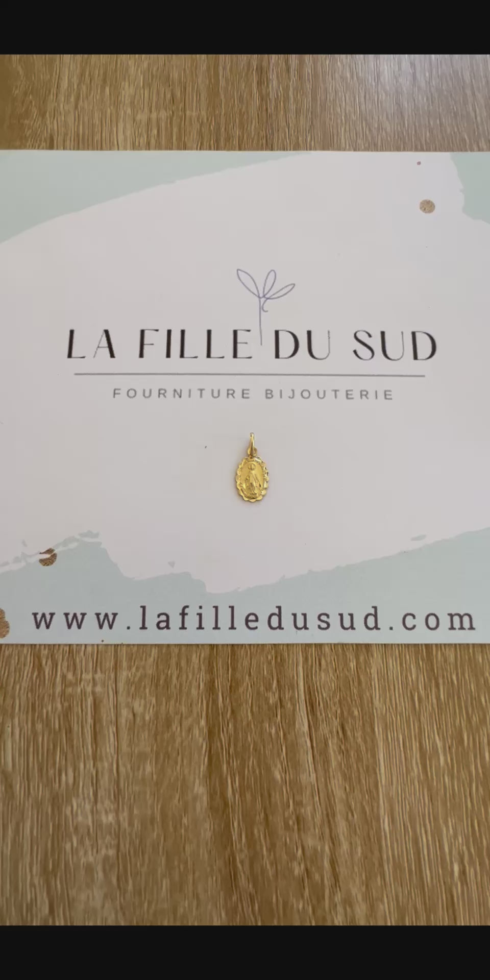 Médaille de la Vierge Miraculeuse en or 18 carats, double face avec bords ciselés.