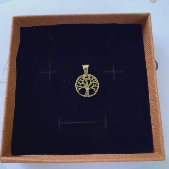 Pendentif arbre de vie en or jaune 18 carats massif, scintillant dans son écrin de velours noir.