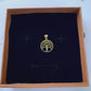 Pendentif arbre de vie en or jaune 18 carats massif, scintillant dans son écrin de velours noir.