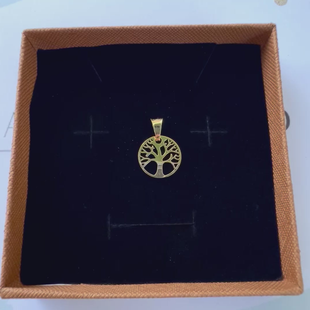 Pendentif arbre de vie en or jaune 18 carats massif, scintillant dans son écrin de velours noir.