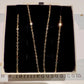 Vidéo de présentation de la chaîne homme maille forçat miroir en or jaune 18 carats, révélant l'éclat de ses maillons plats dans son écrin de velours noir.