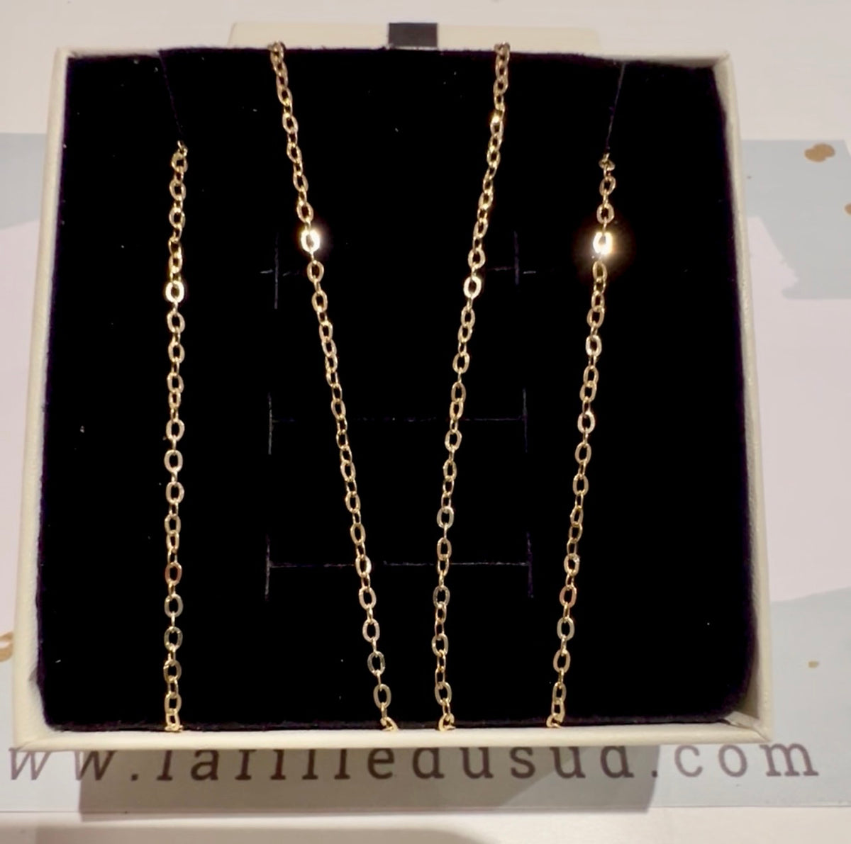 Vidéo de présentation de la chaîne homme maille forçat miroir en or jaune 18 carats, révélant l'éclat de ses maillons plats dans son écrin de velours noir.