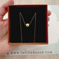 Démonstration vidéo de l'éclat et du tombé du collier pendentif boule solitaire en or jaune 18 carats.