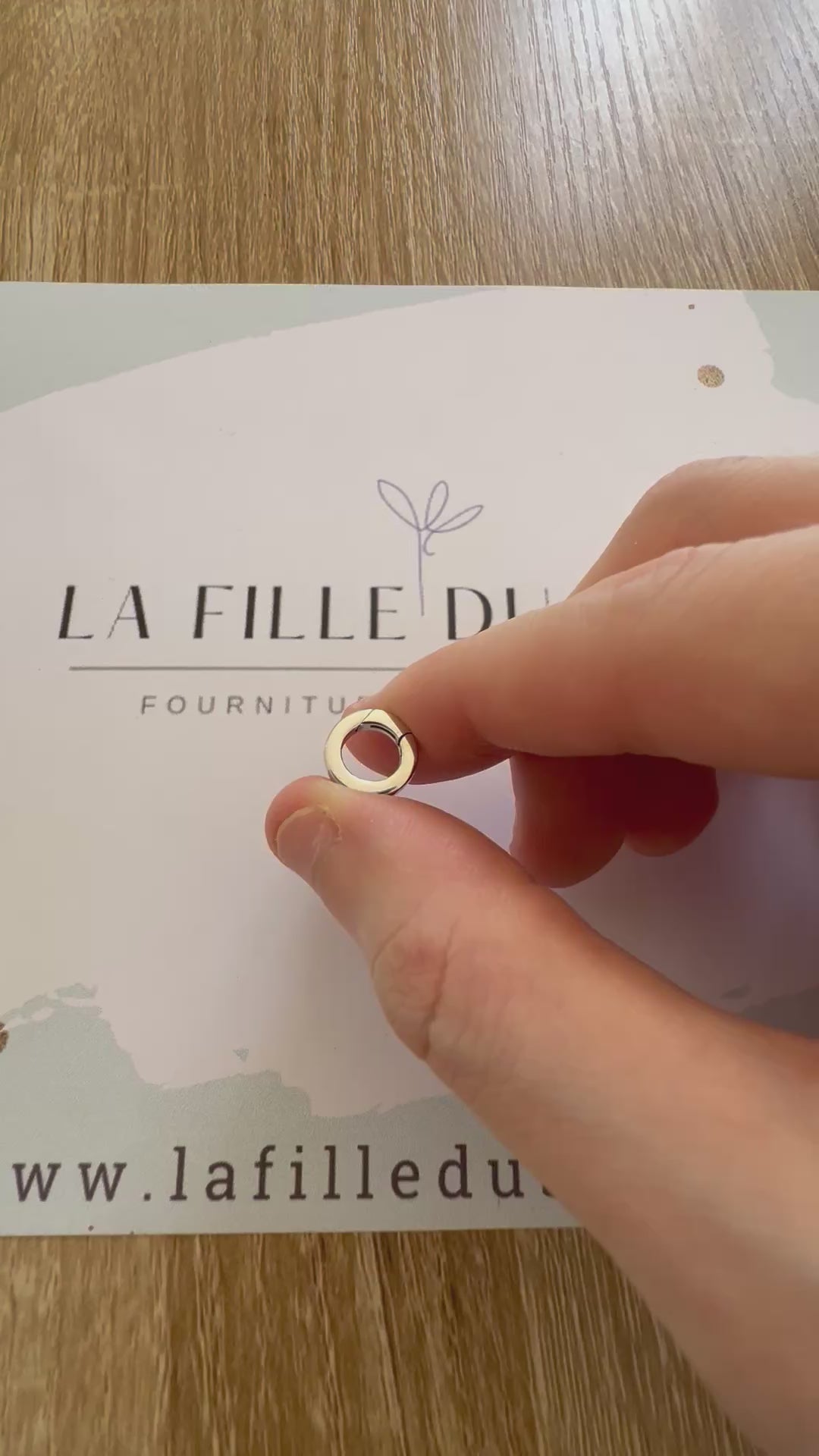 fermoir à charnière plat et invisible en or blanc rhodié, montrant son design épuré et son mécanisme discret.