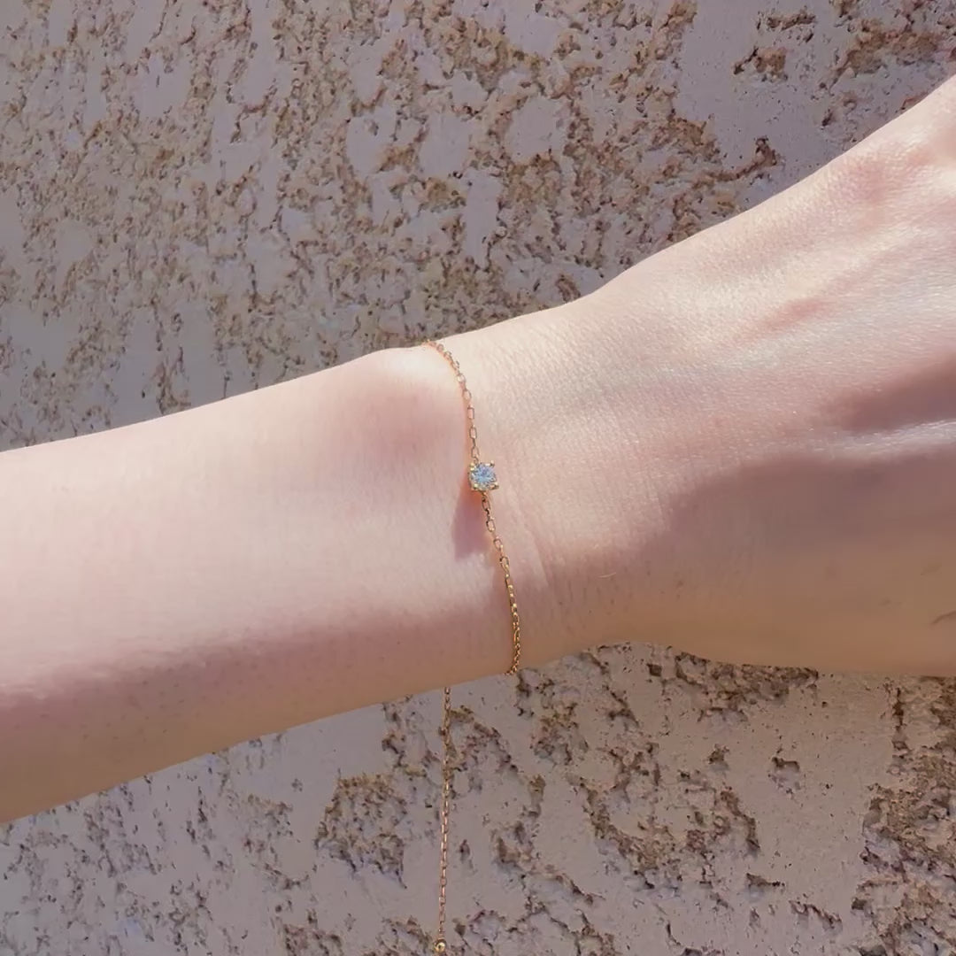 Démonstration vidéo de l'éclat et du scintillement d'un bracelet en or jaune 18 carats serti d'un diamant solitaire, porté au poignet.