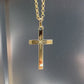 Vidéo d'un pendentif croix en or pour homme 18 carats, or jaune massif avec centre facetté en étoile et extrémités striées, 27 mm de longueur