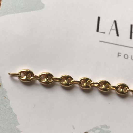 Vidéo montrant la brillance et le mouvement des maillons d'un bracelet grain de café en or 18 carats.