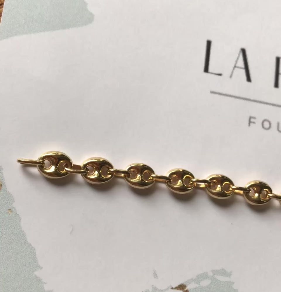 Vidéo montrant la brillance et le mouvement des maillons d'un bracelet grain de café en or 18 carats.