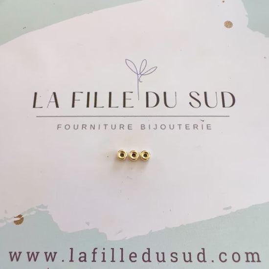 Démonstration vidéo de l'éclat et de la taille des perles intercalaires rondelles en or jaune 9 carats.