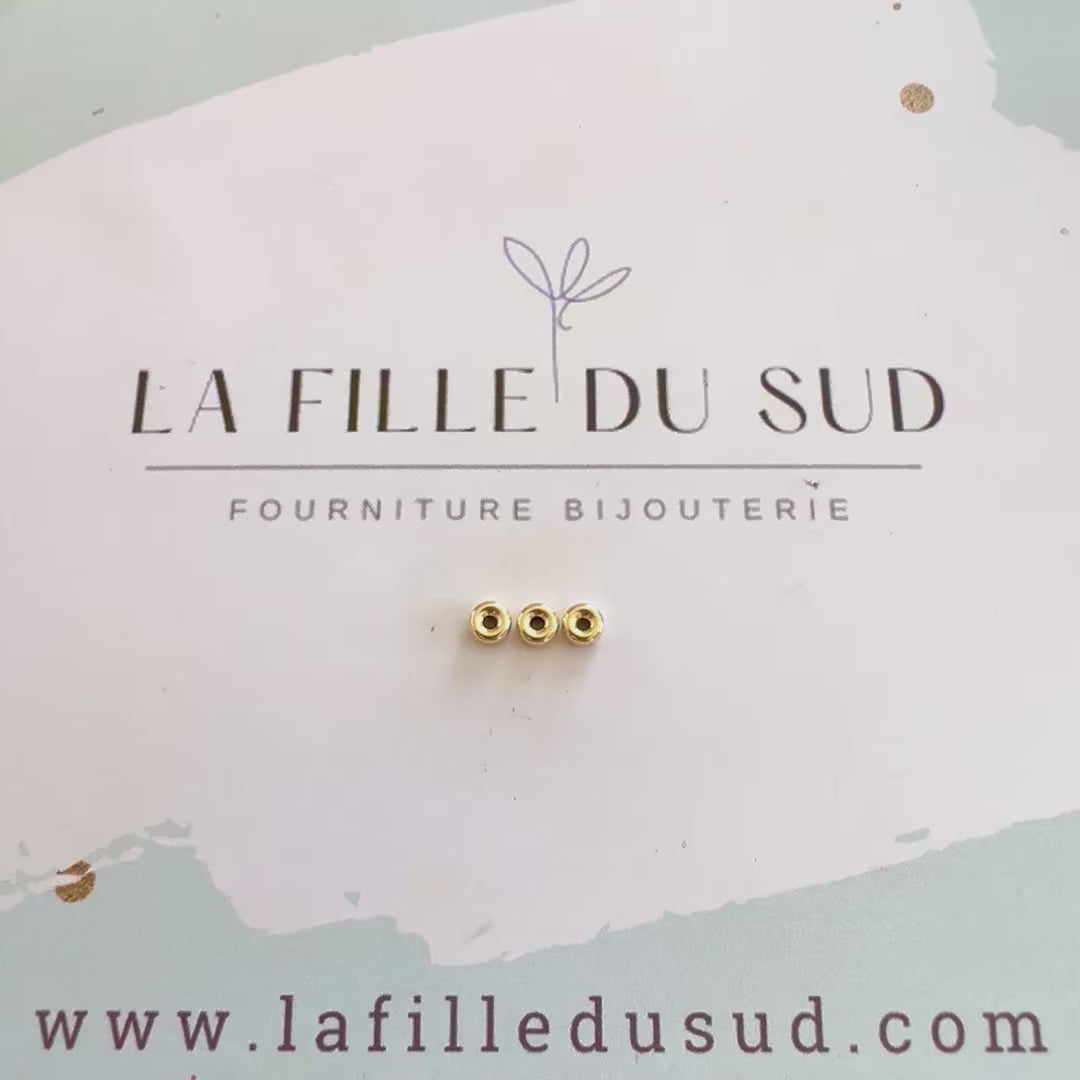 Démonstration vidéo de l'éclat et de la taille des perles intercalaires rondelles en or jaune 9 carats.