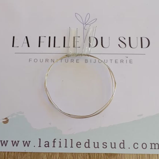 Vidéo montrant la malléabilité et la couleur naturelle d'un fil d'or blanc 18 carats non rhodié.