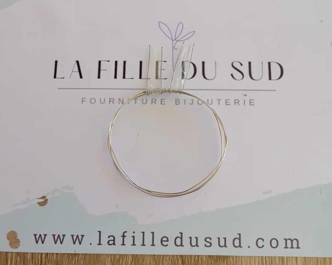 Vidéo montrant la malléabilité et la couleur naturelle d'un fil d'or blanc 18 carats non rhodié.