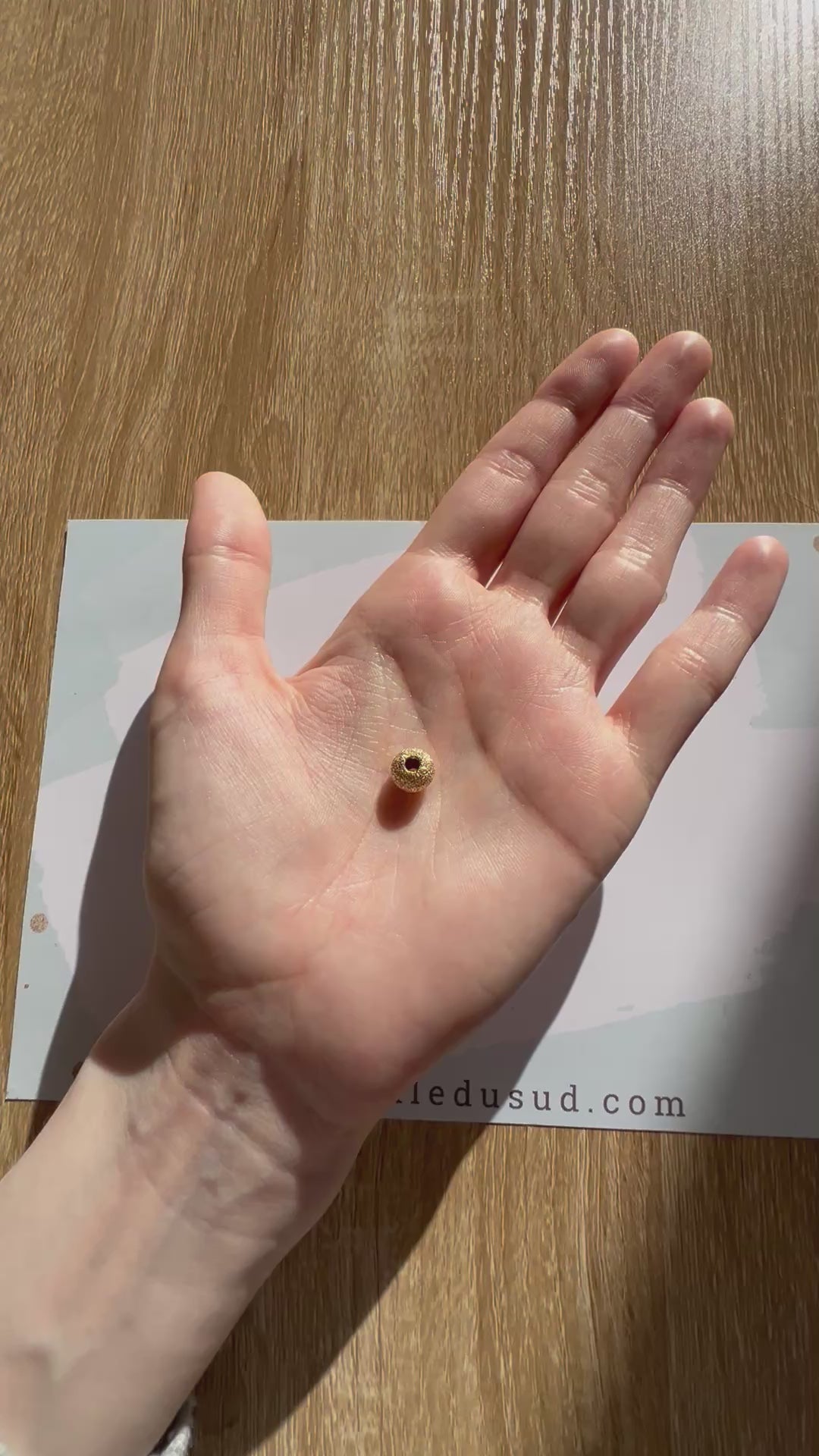 Perle d'or granitée à 2 trous en or jaune 18 carats pour la création de bracelets.