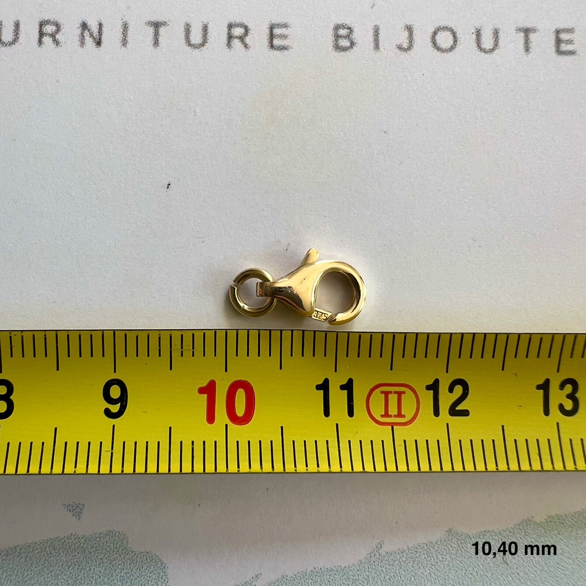 Mesure précise de 10,40 mm pour ce fermoir mousqueton bombé en or jaune massif.