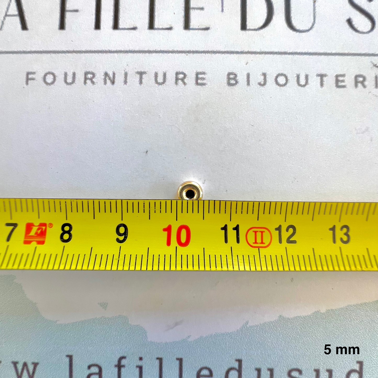 Mesure précise de 5 mm pour cette perle intercalaire rondelle en or jaune 9 carats