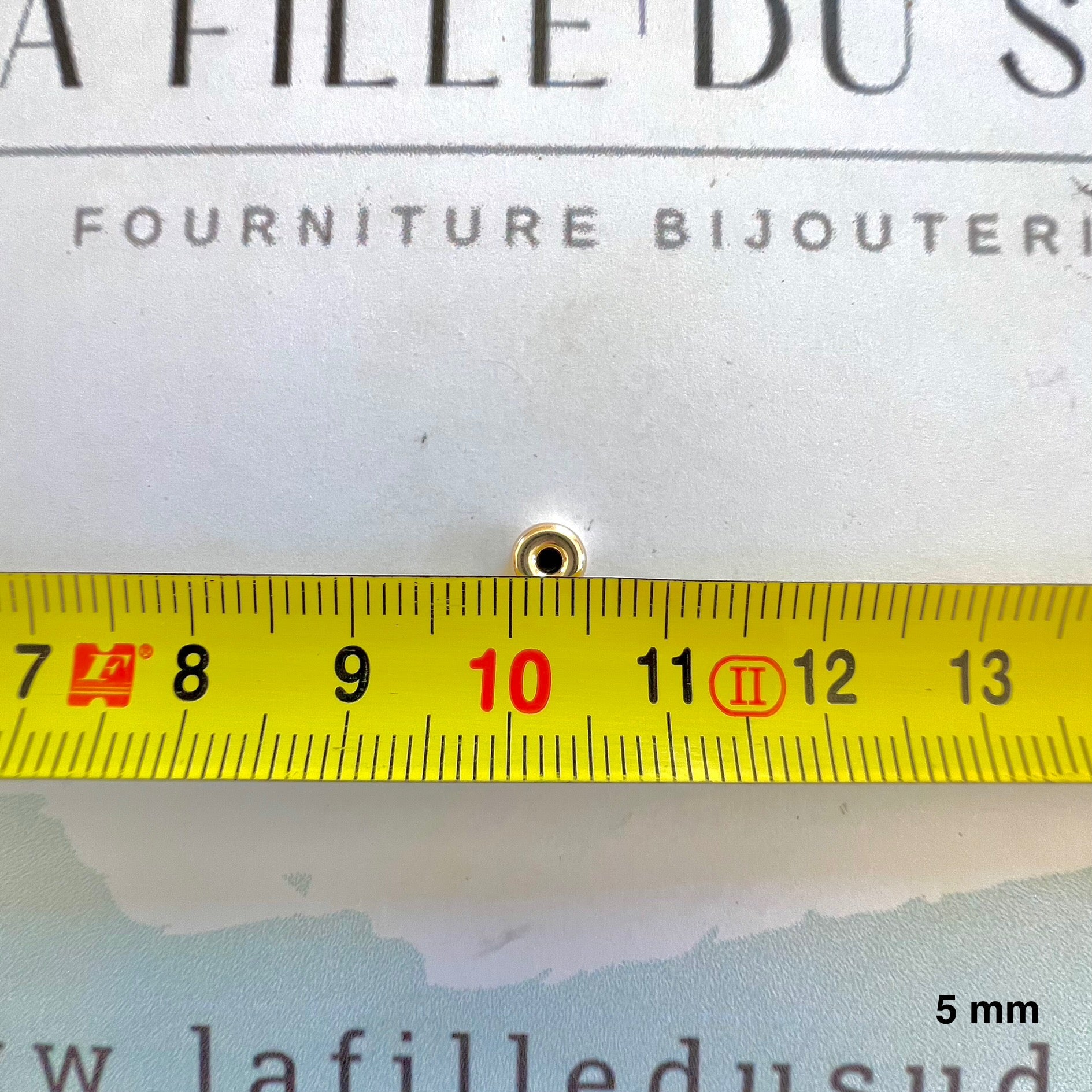 Mesure précise de 5 mm pour cette perle intercalaire rondelle en or jaune 9 carats
